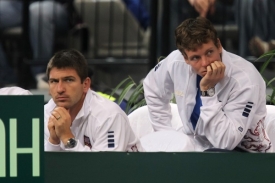 Tomáš Berdych (vpravo) prohrál s Djokovičem a pak sledoval trápení Radka Štěpánka.