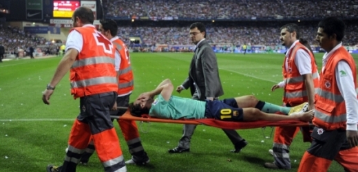 Zraněný Lionel Messi je odnášen na nosítkách po zákroku Tomáše Ujfalušiho.