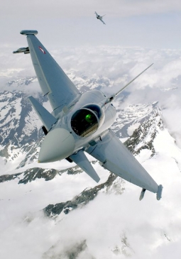Eurofighter s rakouskými znaky nad Alpami.