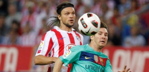 Tomáš Ujfaluši (vzadu) bude za faul na Messiho tvrdý trest.
