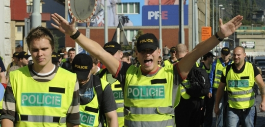 Demonstrující policisté v ulicích Prahy.