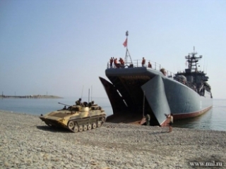 Manévry Černomořské flotiy. Z útrob lodi vyjíždí BVP.