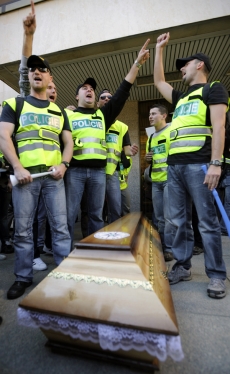 Demonstrující policisté s rakví.