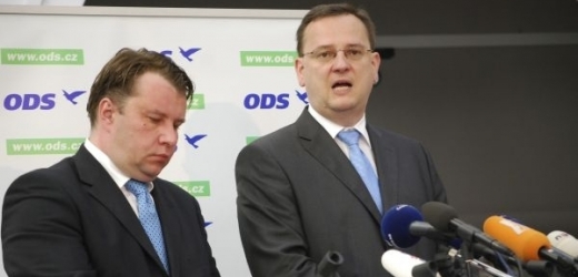 Premiér Petr Nečas (vpravo) a ministr průmyslu Martin Kocourek.