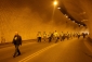 Průvod demonstrujících v Letenském tunelu.