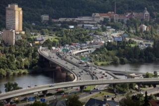 Dříve projíždělo po Barrandovském mostě až 130 tisíc aut denně. Pražský okruh mu nyní značně ulehčil.