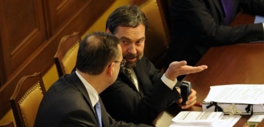 Ministr vnitra Radek John (vzadu) a premiér Petr Nečas na zasedání sněmovny.