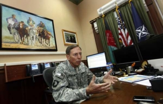Petraeus. Vrchní velitel vojsk USAa ISAF v Afghánsitánu.