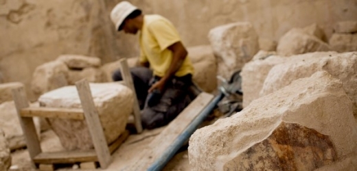 Archeologové odkrývají Herodovo soukromé divadlo.