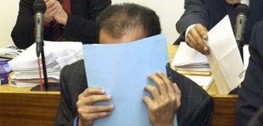 Hámid bin Abdal Sání v dubnu 2005 u soudu skrýval tvář.