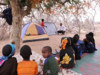 Děti nomádů se učí v Dertě.