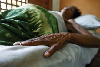 Žena nemocná malárií v jižní Keni.