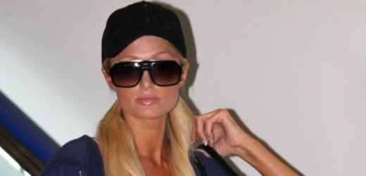 Paris Hiltonová na letišti.