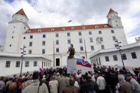 Socha na nádvoří Bratislavského hradu zůstane.