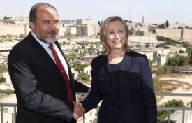 Šéf izraelské diplomacie Lieberman s americkou kolegyní Clintonovou.