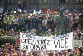 Až 40 tisíc státních zaměstnanců se sjelo do Prahy na protest proti škrtům.