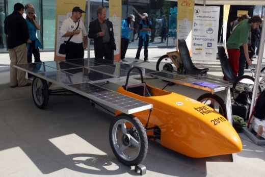 Studenti a profesoři ČVUT předvedli Baby car poháněný solární energií.