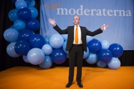 Švédský premiér Fredrik Reinfeldt oslavuje vítězství ve volbách, vládní většina mu o tři mandáty utekla.