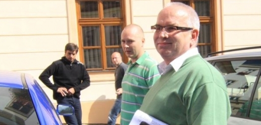Tajemník Vladimír Krejčíř (vpravo) je i nadále vyslýchán.