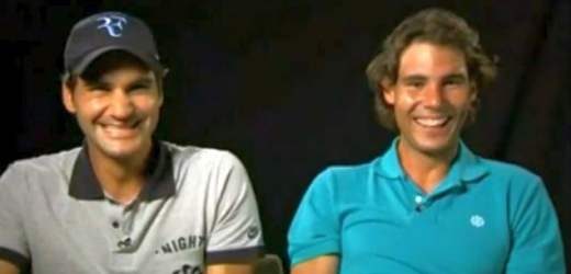 Roger Federer a Rafael Nadal se při natáčení dobře bavili...