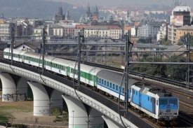 Podle Českých drah zájem o dopravu vlakem po Praze roste (ilustrační foto).