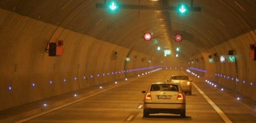 Výstražný systém poznal nadměrný náklad a uzavřel dopravu v tunelech Pražského okruhu (ilustrační foto).