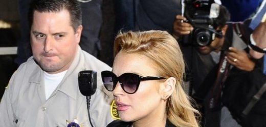 Lindsay Lohanová odchází od soudu v Los Angeles.
