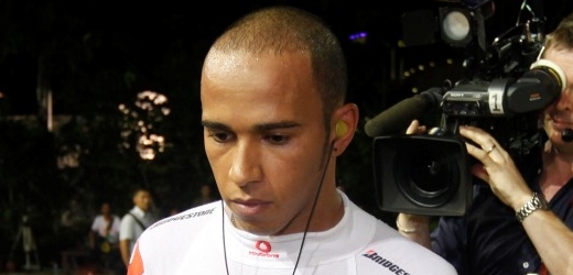 Zklamaný Lewis Hamilton.