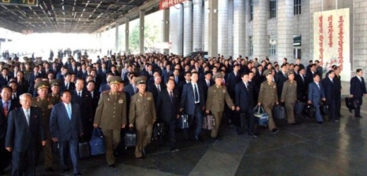 Delegáti komunistické strany přijíždějí do hlavního města.