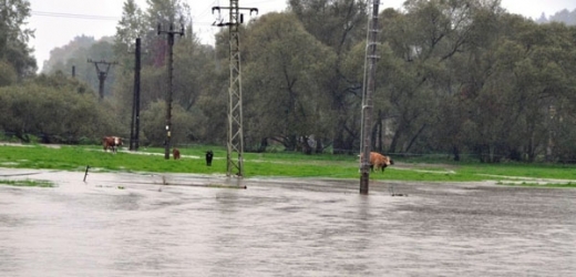 Voda z řeky Smědé vylitá z břehů mezi obcemi Černousy a Boleslav.