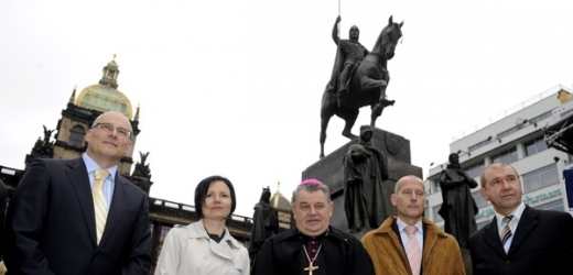 Arcibiskup Dominik Duka (uprostřed) byl v pondělí mezi účastníky Svatováclavského duchovního zastavení 2010.