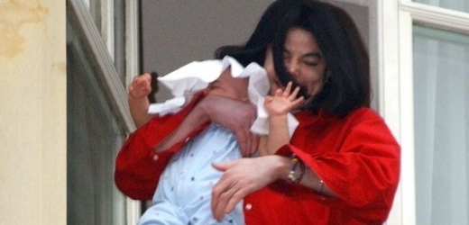 Zpěvák Michael Jackson se synem, který mu málem vypadl z náruče.