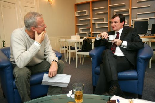 Původně byl v kancelářích hejtmanství bílý a modrý nábytek. Původně byl v kancelářích hejtmanství bílý a modrý nábytek.