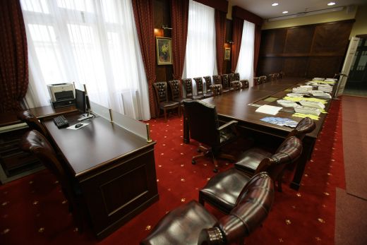 Zrekonstruovanou zasedací místnost rady mohli návštěvníci procházet po náhradních kobercích.