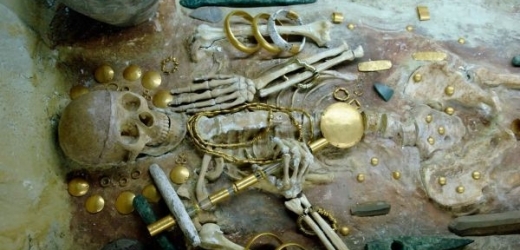 Zlaté plíšky tvořily původně rubáš zemřelého (ilustrační foto).