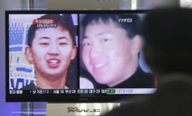 Fotografie Kim Čong-una v televizním zpravodajství.