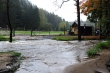 Rozvodněná řeka Kamenice v úterý v autokempu u Jetřichovic na Děčínsku. 