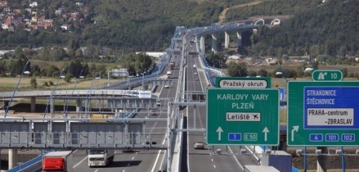 Pražský okruh ve směru na D5 stojí kvůli nehodě v tunelu (ilustrační foto).