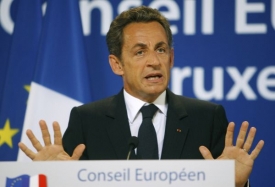 Prezident Sarkozy obhajuje své kroky na summitu v Bruselu.