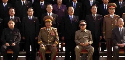 Konečně. Kim Čong-un v první řadě první zleva.