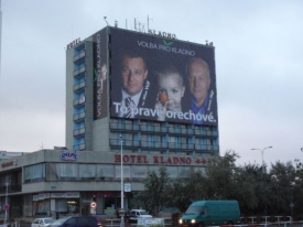 Billboard s Jaromírem Jágrem starším visí na jeho hotelu Kladno.