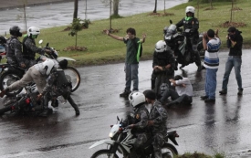 Na ulicích se střetávali vzbouření policisté s prezidentovými přívrženci.