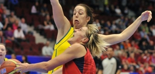 Čtvrtfinálové utkání Česká republika - Austrálie. Vpředu je Češka Hana Horáková, za ní Jenna O'Heaová z Austrálie.  