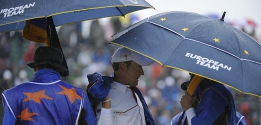 Ryder Cup byl přerušen kvůli dešti.