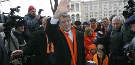 Ústavní změny byly výsledkem oranžové revoluce a nestabilního spojenectví prezidenta Juščenka (na obrázku) s premiérkou Tymošenkovou.
