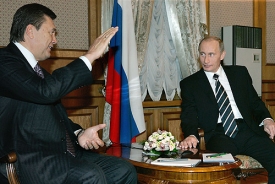 Viktor Janukovyč reprezentuje převážně rusky mluvící východ země a k Moskvě má blíž.