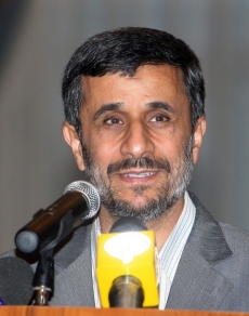 Od znovuzvolení Ahmadínežáda prezidentem muselo přestat vycházet mnoho íránských listů.