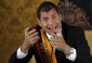 Rozzuřený prezident Rafael Correa hovoří po svém osvobození k novinářům v prezidentském paláci.