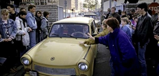 První východoněmecká auta vjíždějí do Západního Berlína - 1989.