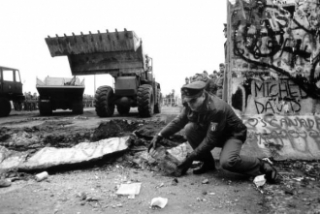 Začíná odklízení prvních zbouraných částí berlínské zdi.